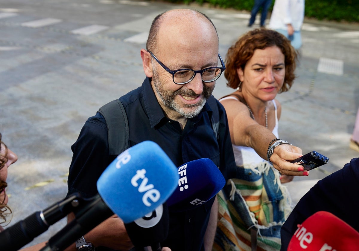 Francis Puig atiende a los medios antes de declarar en la Ciudad de la Justicia.