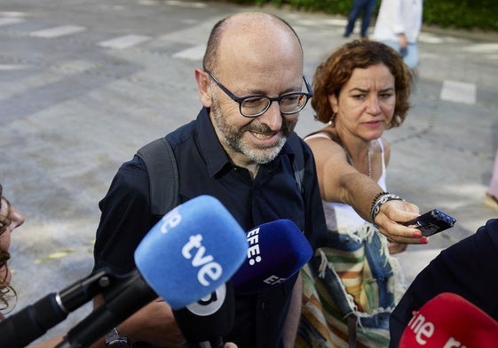 Francis Puig atiende a los medios antes de declarar en la Ciudad de la Justicia.