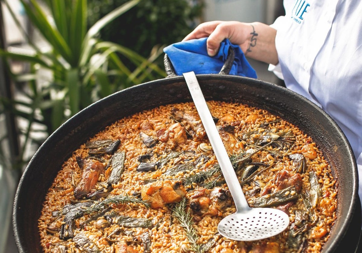 Paella valenciana en Vlue Arribar.