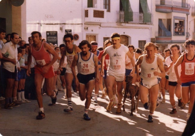 Primera edición del GFI, en 1980. Algunos de los 26 participantes y el perro.