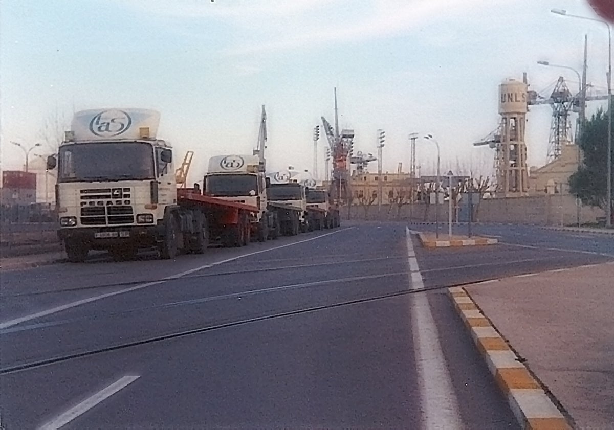 Imagen principal - Incorporación de Transportes Alonso al tráfico de contenedores en el puerto de Valencia. Operativa ferroviaria en las instalaciones del grupo. Francisco Alonso, fundador.