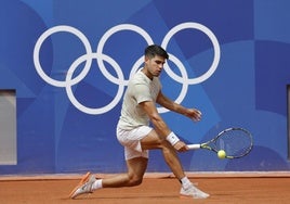 Carlos Alcaraz durante un entrenamiento en los Juegos Olímpicos de París 2024.