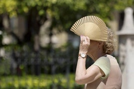 Una mujer se protege de las altas temperaturas.