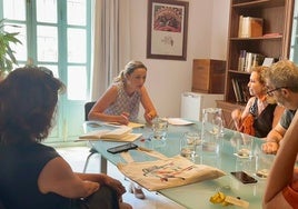 Un momento de la reunión de los representantes teatrales con la diputada Rocío Gil.