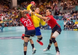 Lara González defiende a una atacante brasileña junto a la también valenciana Paula Arcos.