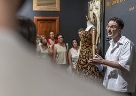 Guillem Alventosa, en la inauguración de la exposición donde se muestra su colección.