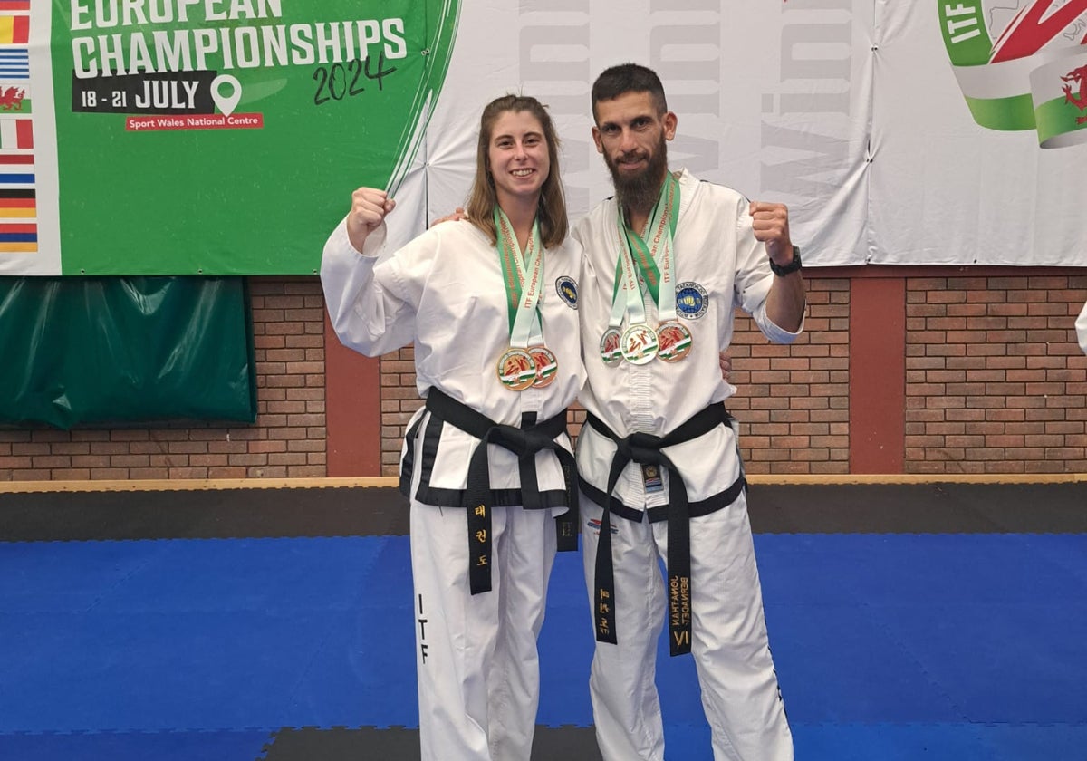 Estela Español y Jonathan Bernadet, posan con sus logros tras final el campeonato de Europa