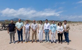 La misnitra Morant, junto al alcalde, en la playa d'Auir.