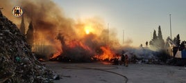 Fuego en la planta de tratamiento de residuos de Polígono Juan Carlos I en Almussafes.