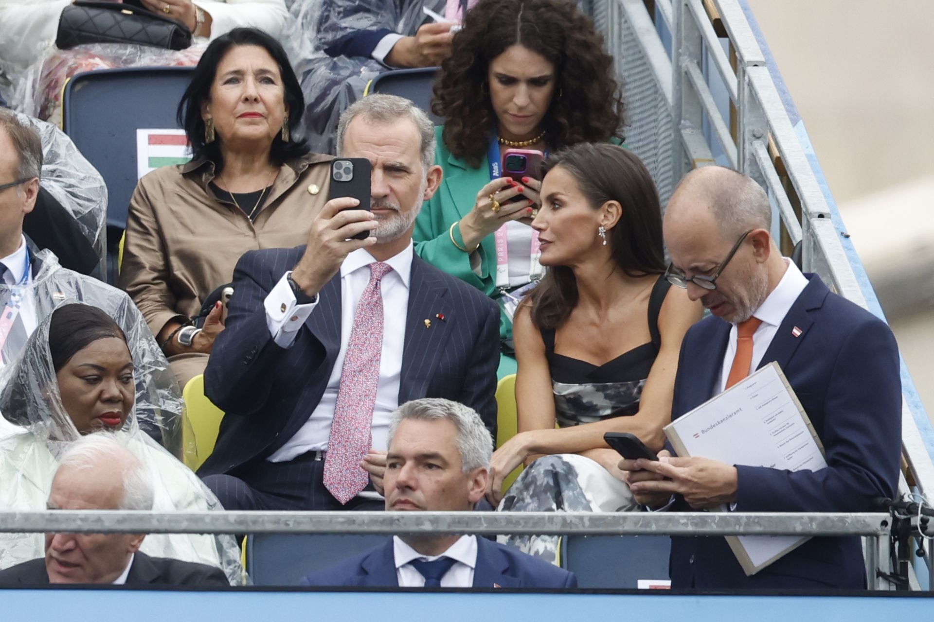 Los Reyes de España, bajo la lluvia en París