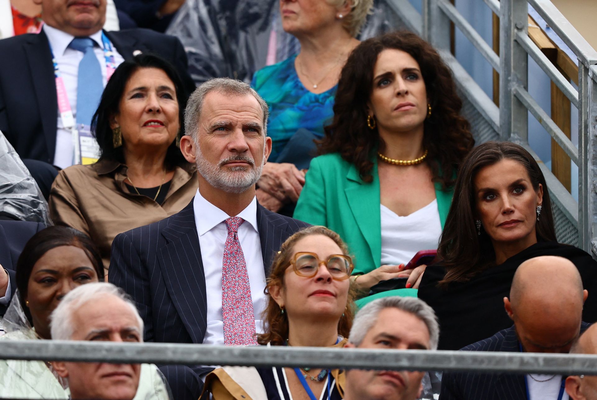 Los Reyes de España, bajo la lluvia en París