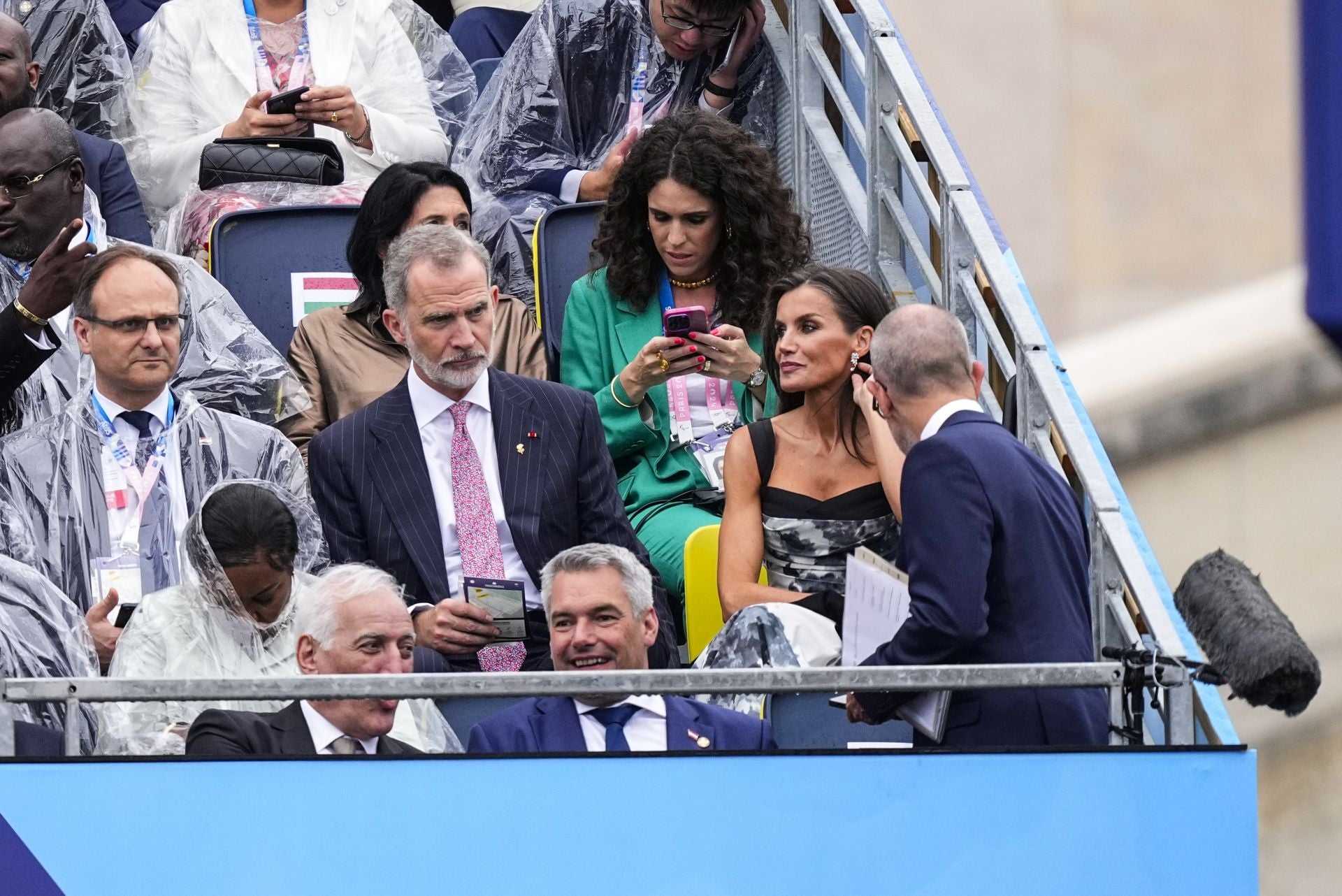 Los Reyes de España, bajo la lluvia en París