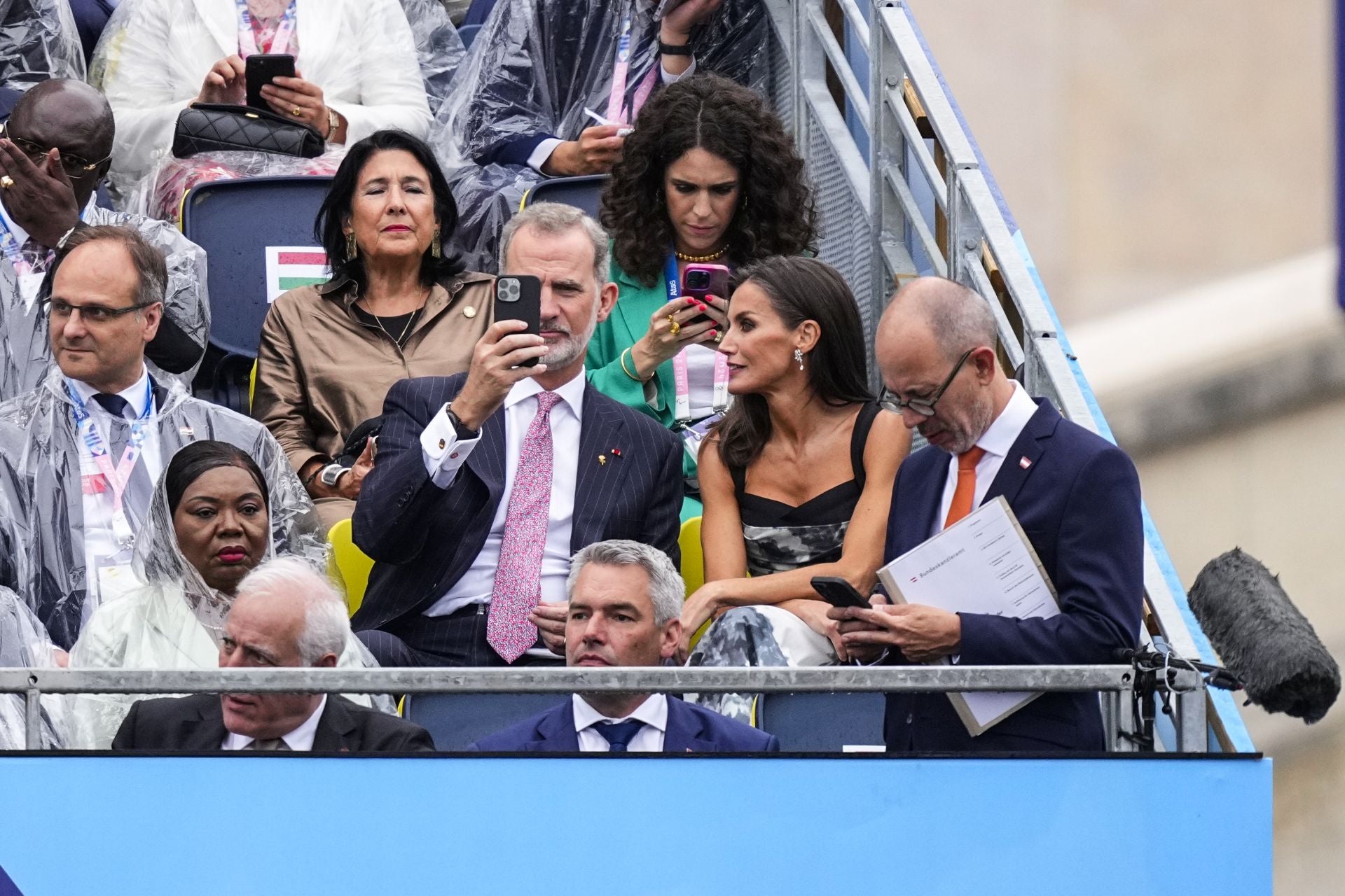 Los Reyes de España, bajo la lluvia en París