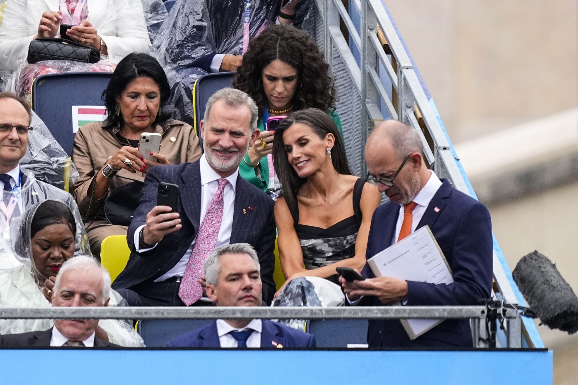 Los Reyes de España, bajo la lluvia en París