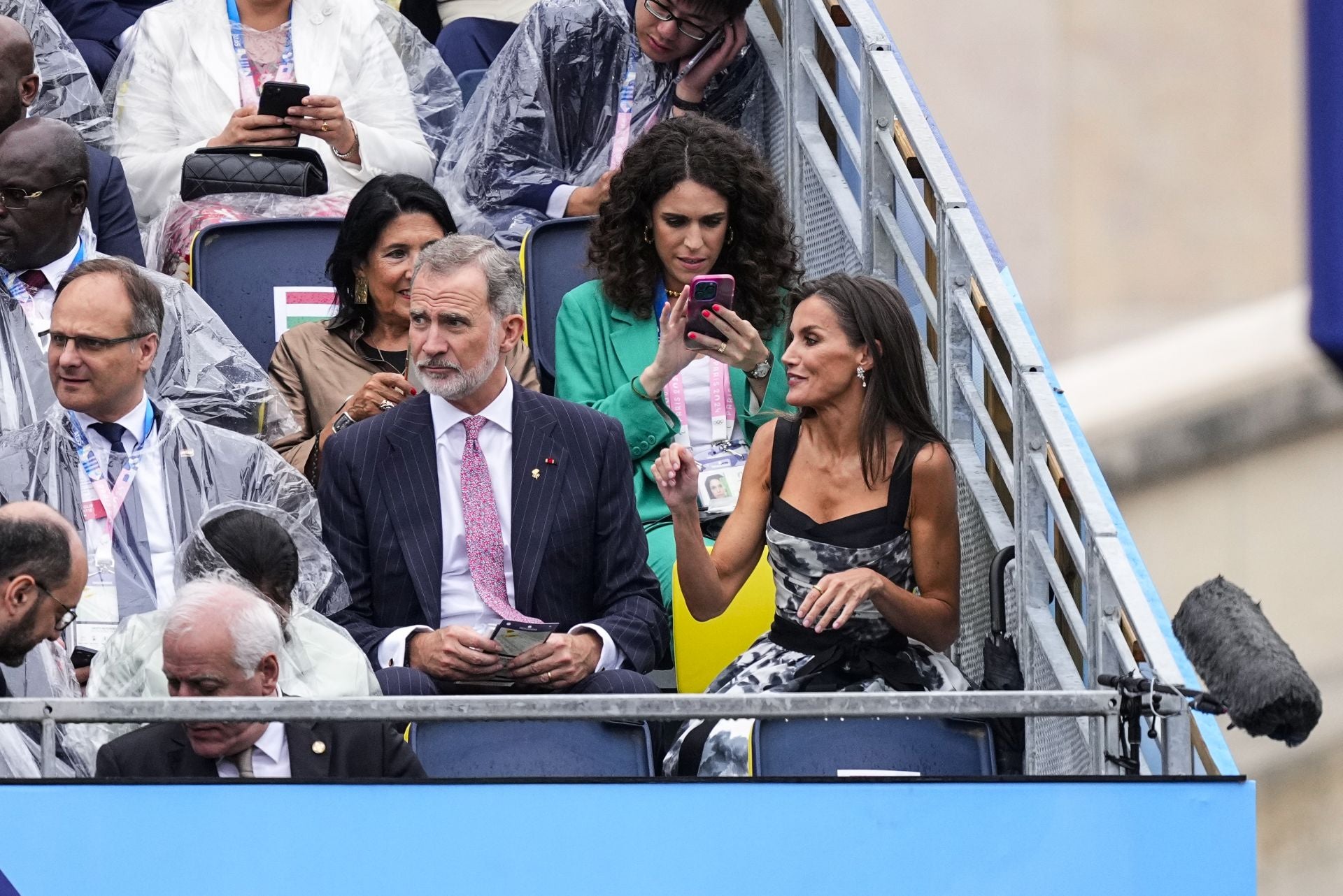 Los Reyes de España, bajo la lluvia en París