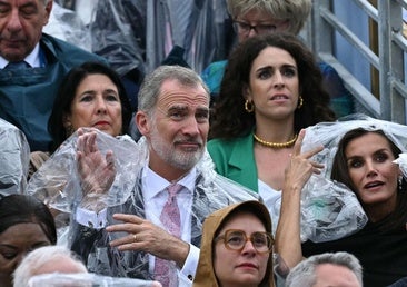 Los Reyes de España, bajo la lluvia en París