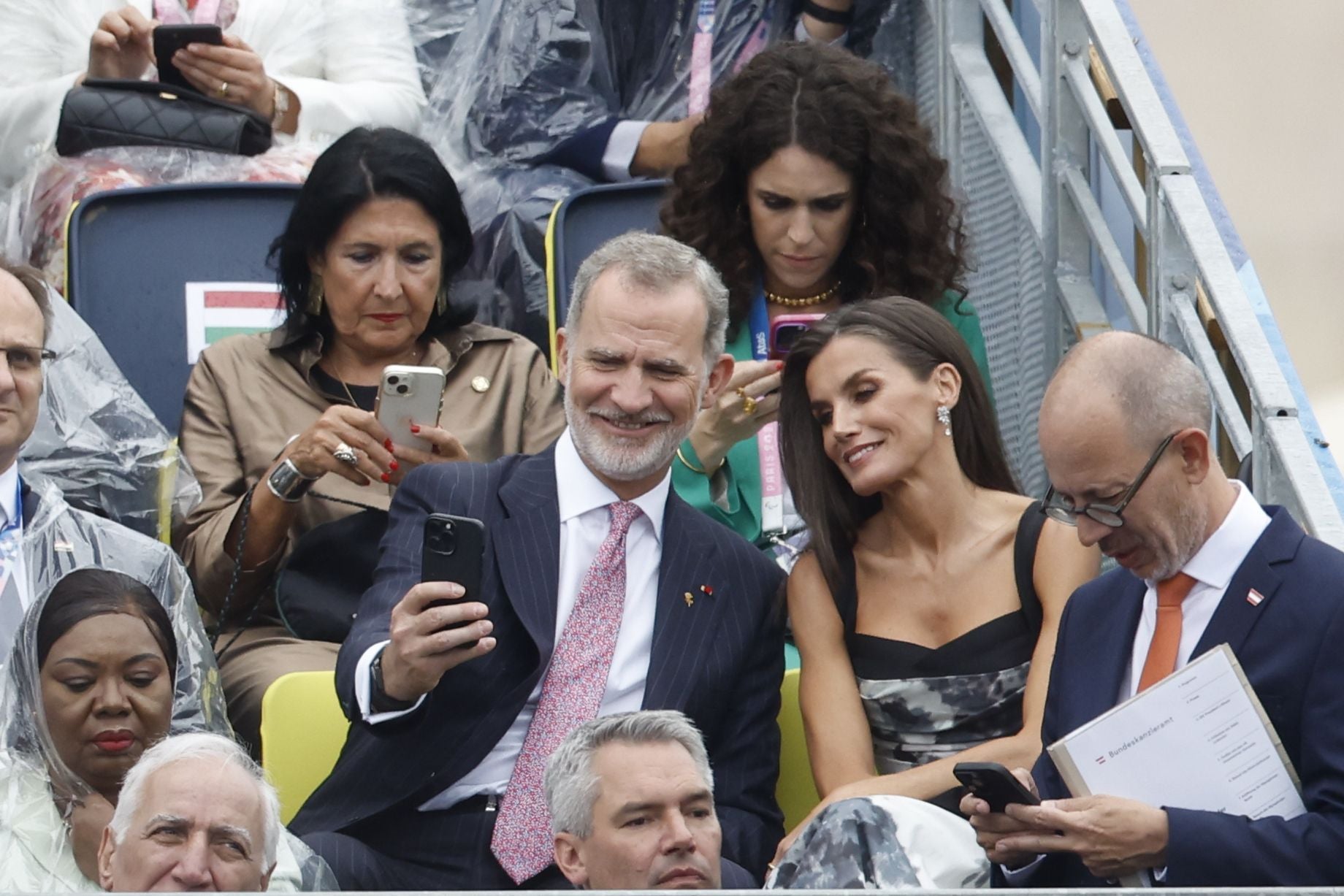 Los Reyes de España, bajo la lluvia en París