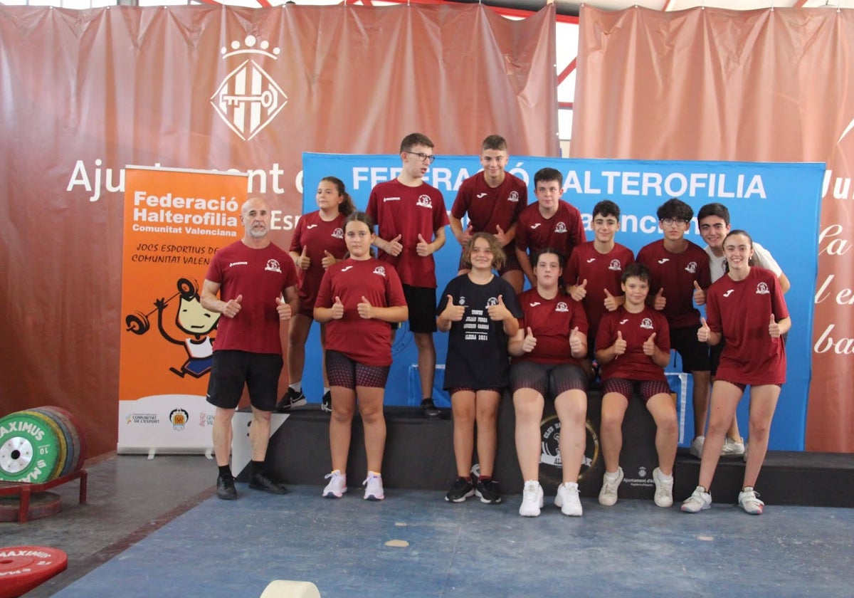 Todo el club de Halterofilia de Alzira posa tras terminar la competición