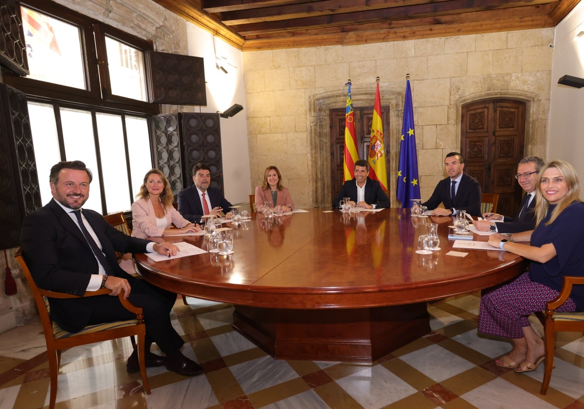 Mazón, reunido en el Palau con los presidentes de Diputación y los alcaldes de las principales capitales valencianas.