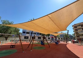 Instalación de toldos en un parque de Santa Rita.