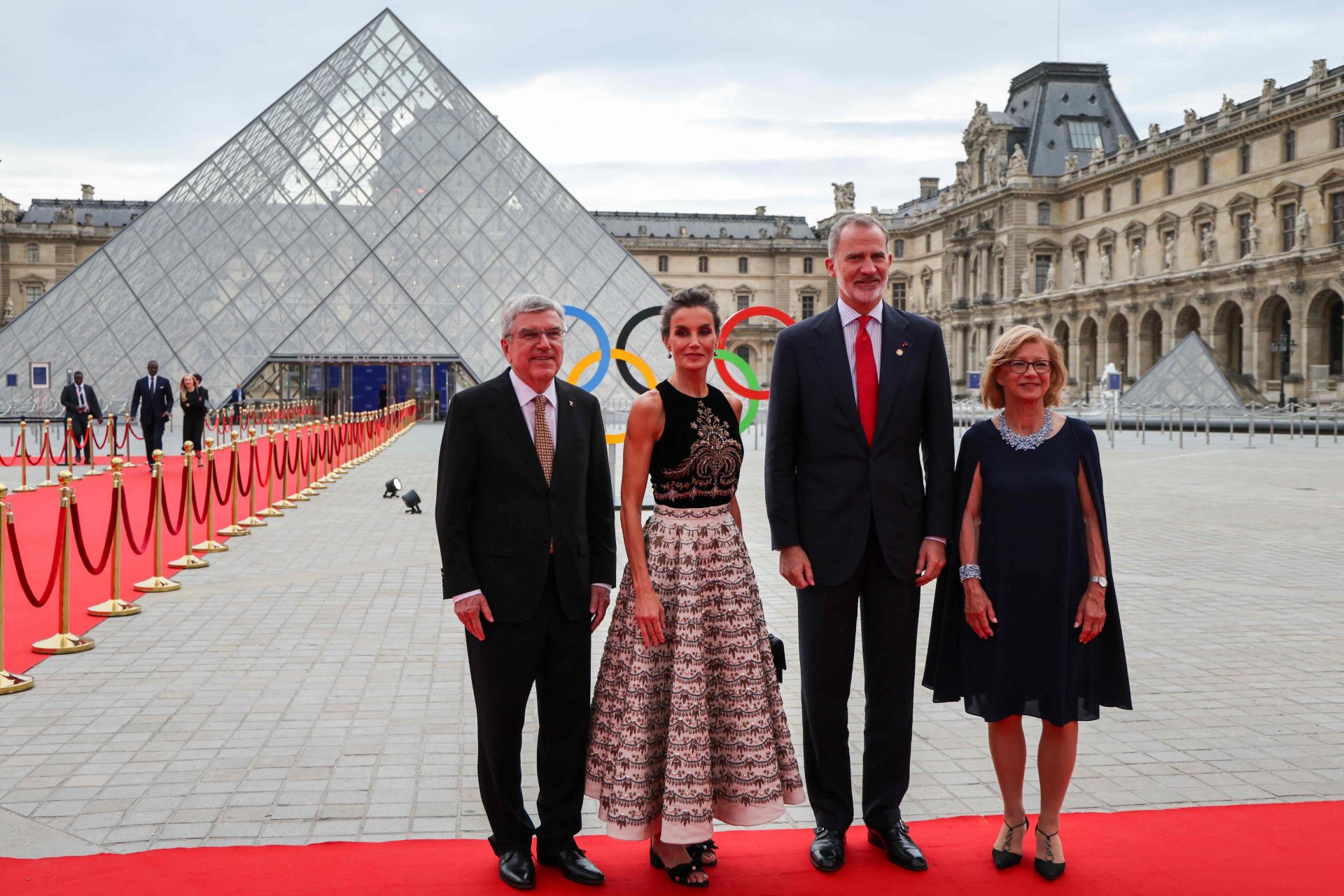 Letizia conquista París con un Dior de alta costura