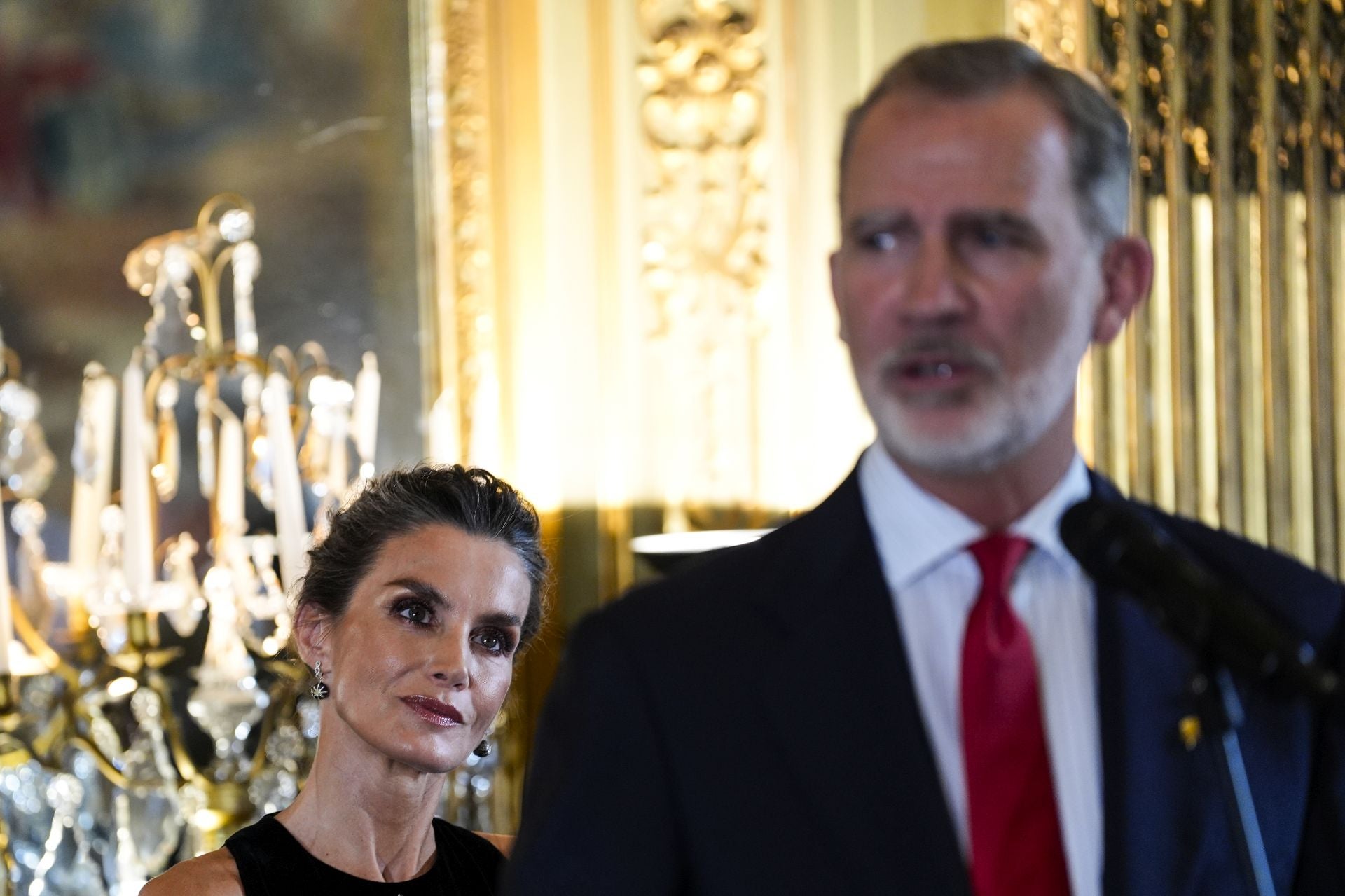 Letizia conquista París con un Dior de alta costura