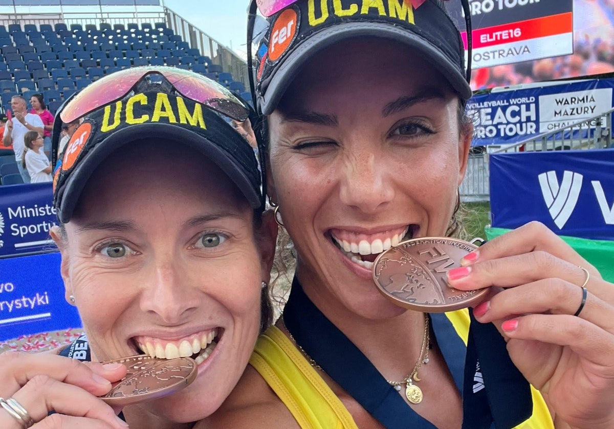 Paula Soria y Liliana Fernández posan tras conseguir el bronce en una competición