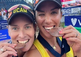 Paula Soria y Liliana Fernández posan tras conseguir el bronce en una competición