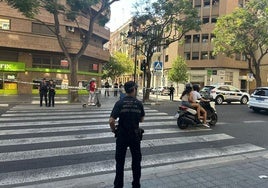 Agentes de policía en el lugar del altercado.