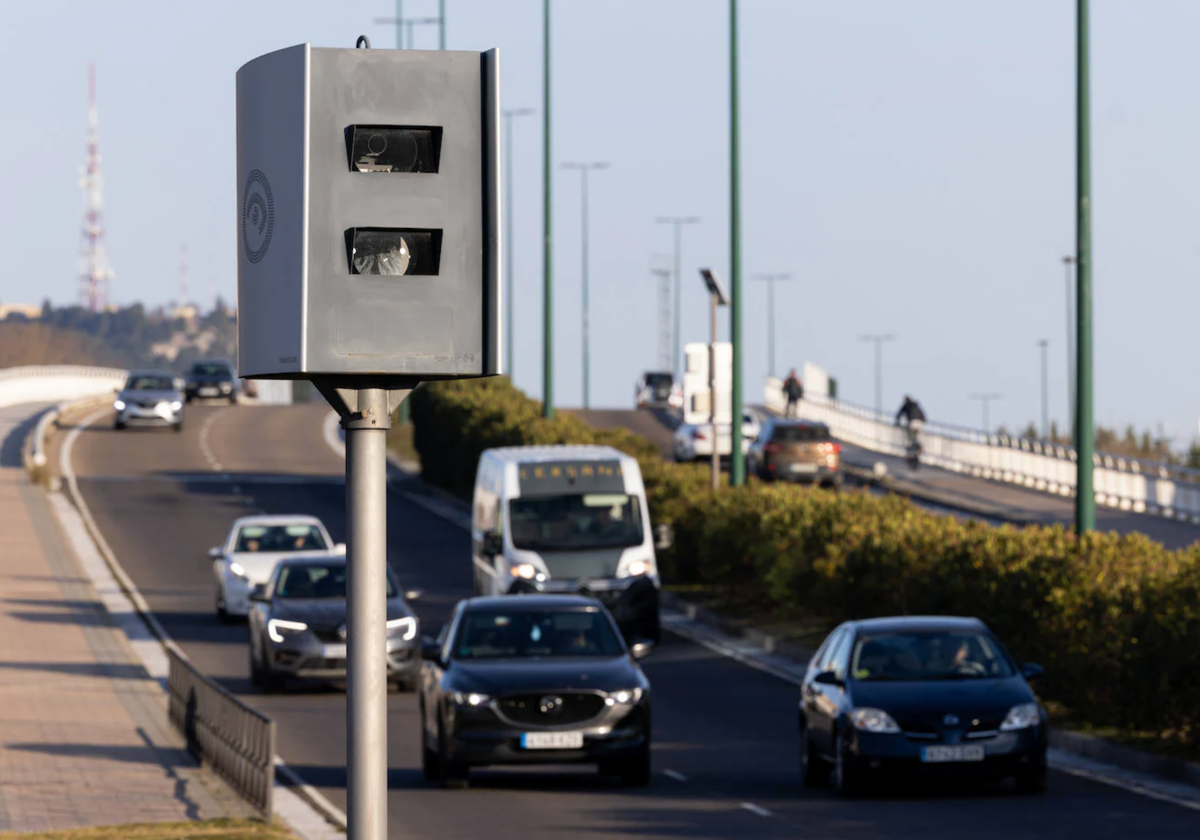 Radar de velocidad en una carretera.