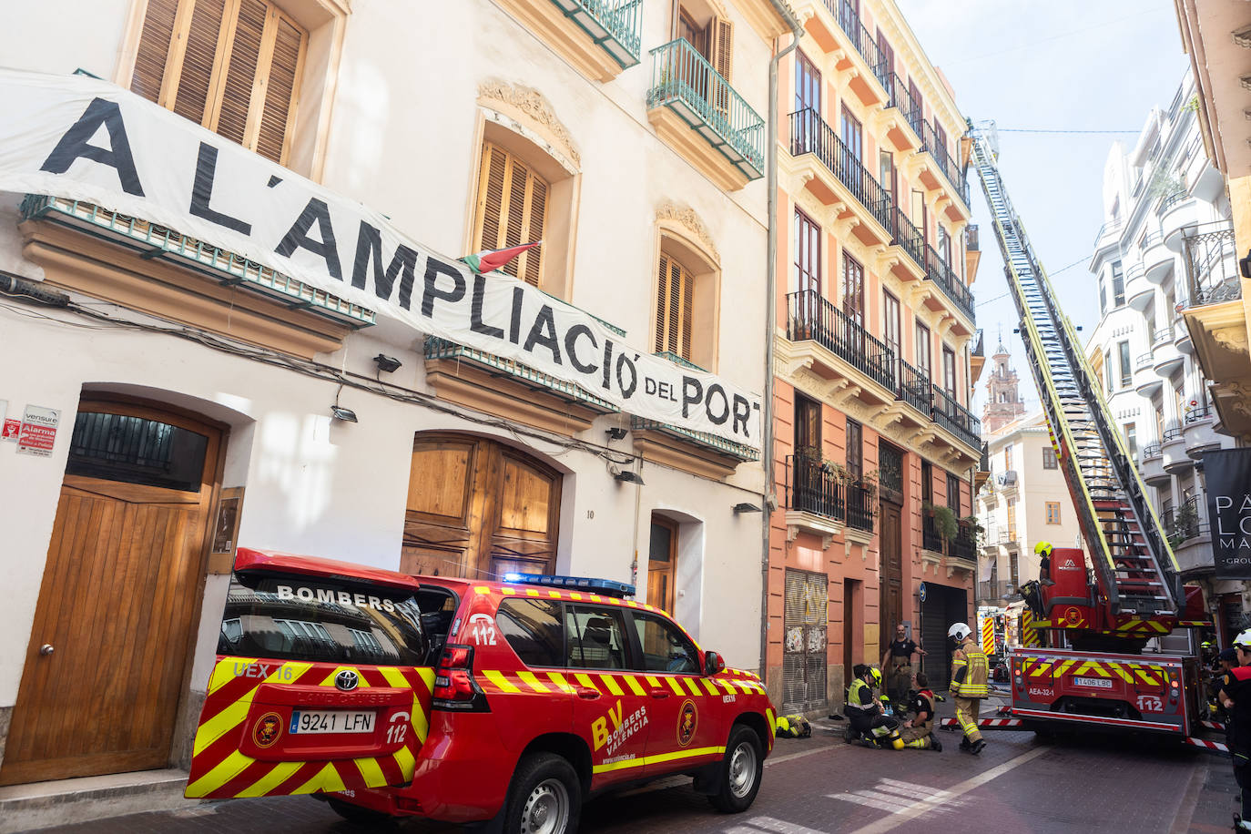 Fotos: un incendio en la calle Santa Teresa de Valencia obliga a evacuar a los vecinos