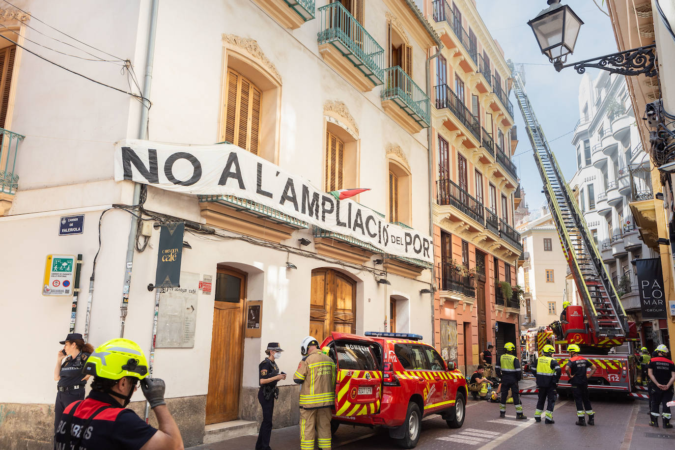 Fotos: un incendio en la calle Santa Teresa de Valencia obliga a evacuar a los vecinos