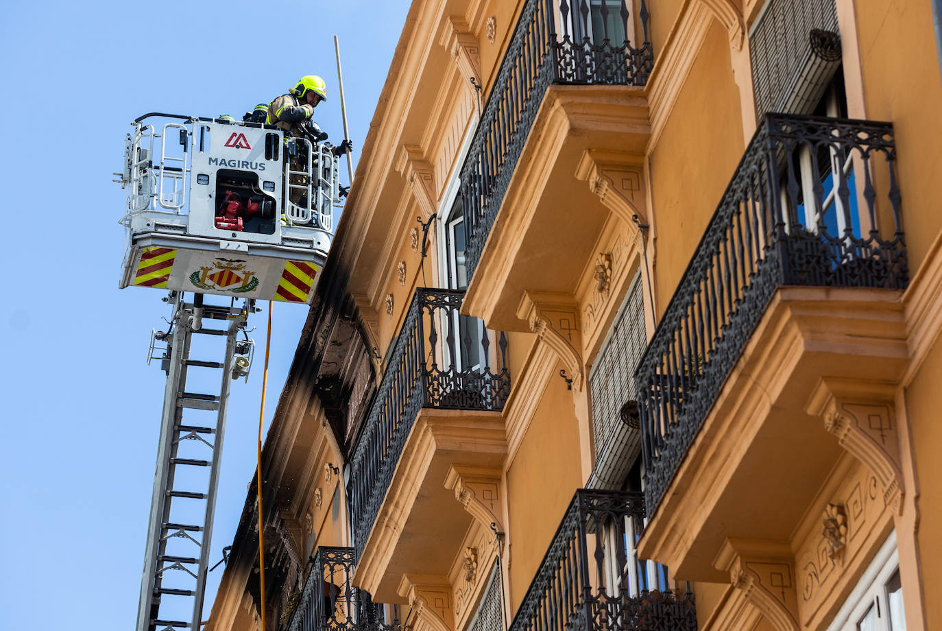 Fotos: un incendio en la calle Santa Teresa de Valencia obliga a evacuar a los vecinos