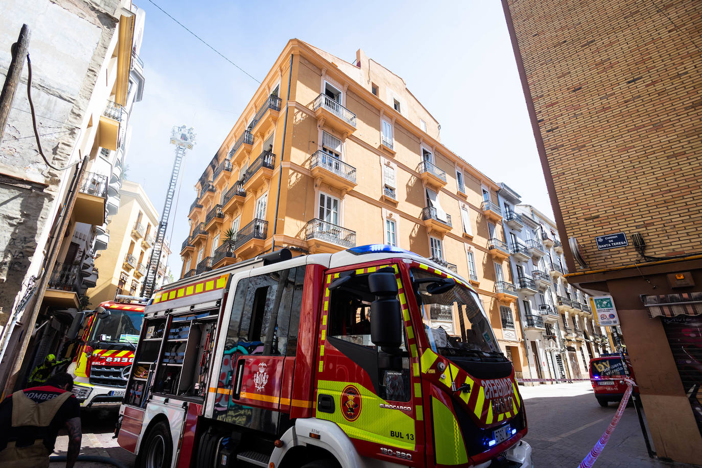 Fotos: un incendio en la calle Santa Teresa de Valencia obliga a evacuar a los vecinos