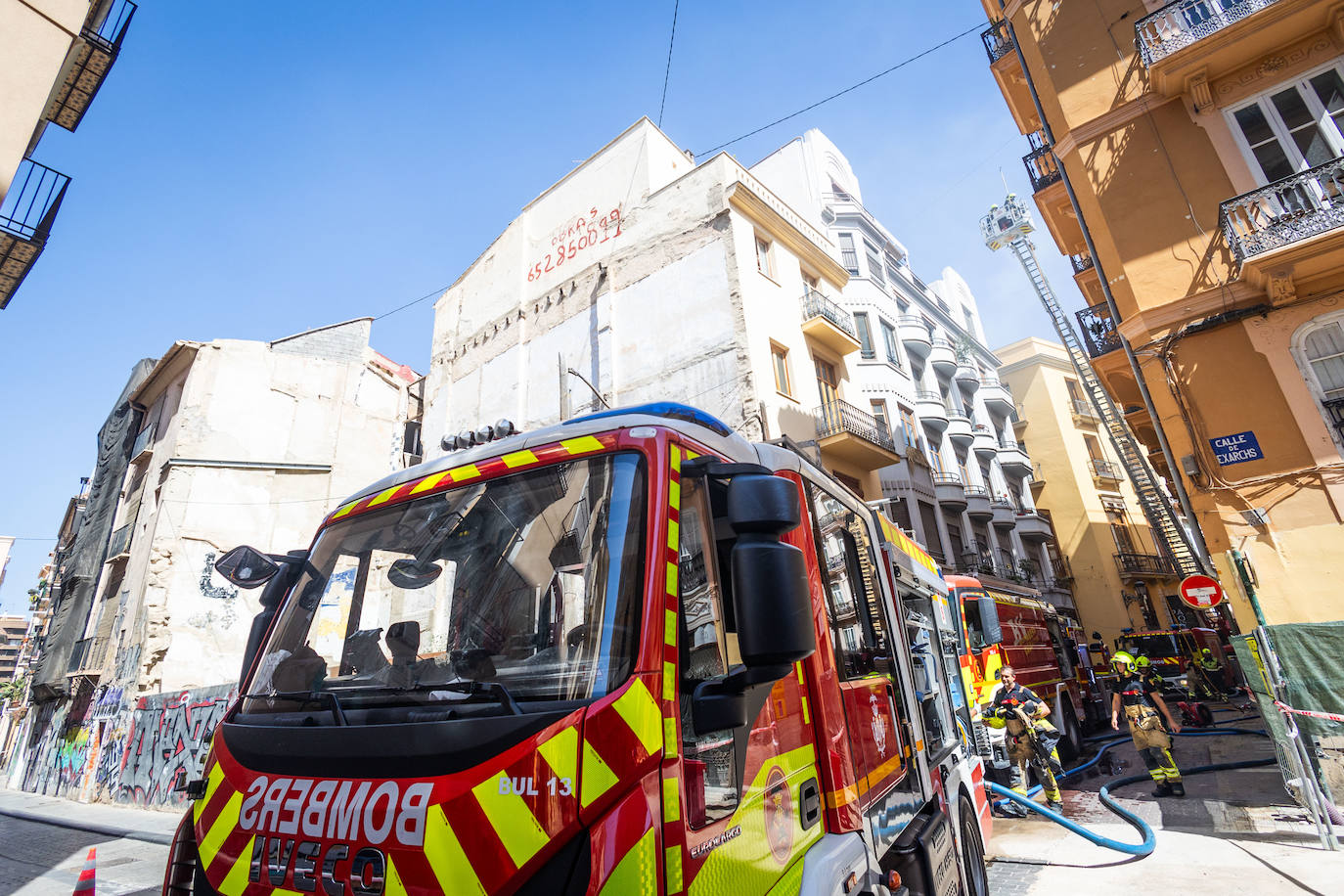 Fotos: un incendio en la calle Santa Teresa de Valencia obliga a evacuar a los vecinos