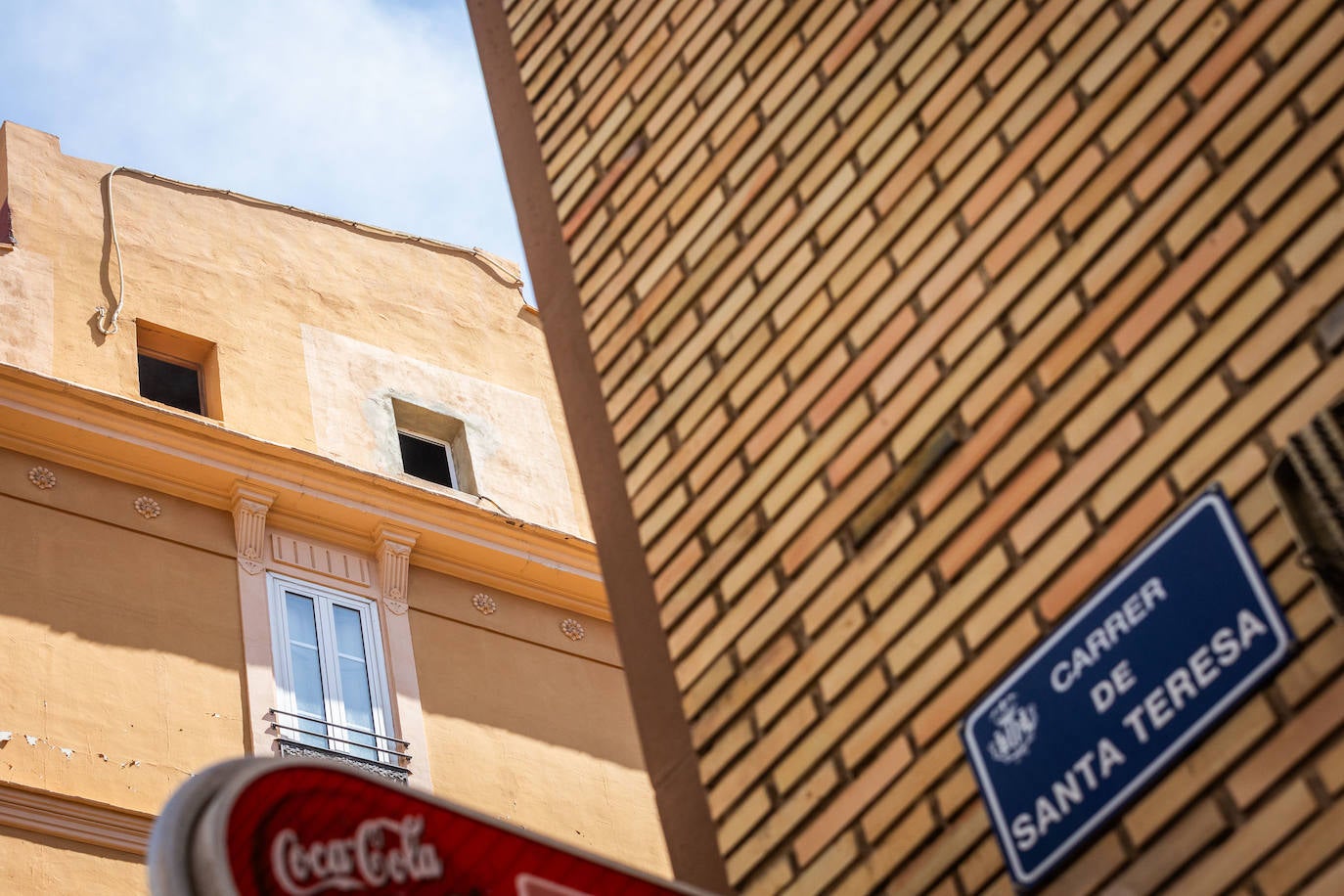 Fotos: un incendio en la calle Santa Teresa de Valencia obliga a evacuar a los vecinos