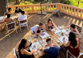 Dos grupos de jóvenes, durante una actividad de enoturismo en Valencia.