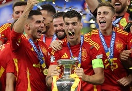 Morata, con la Copa, celebra el triunfo ante Inglaterra.