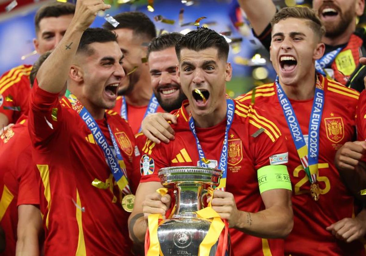 Morata, con la Copa, celebra el triunfo ante Inglaterra.