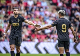 Rafa Mir y Hugo Duro se saludan durante el partido de este sábado en Eindhoven.