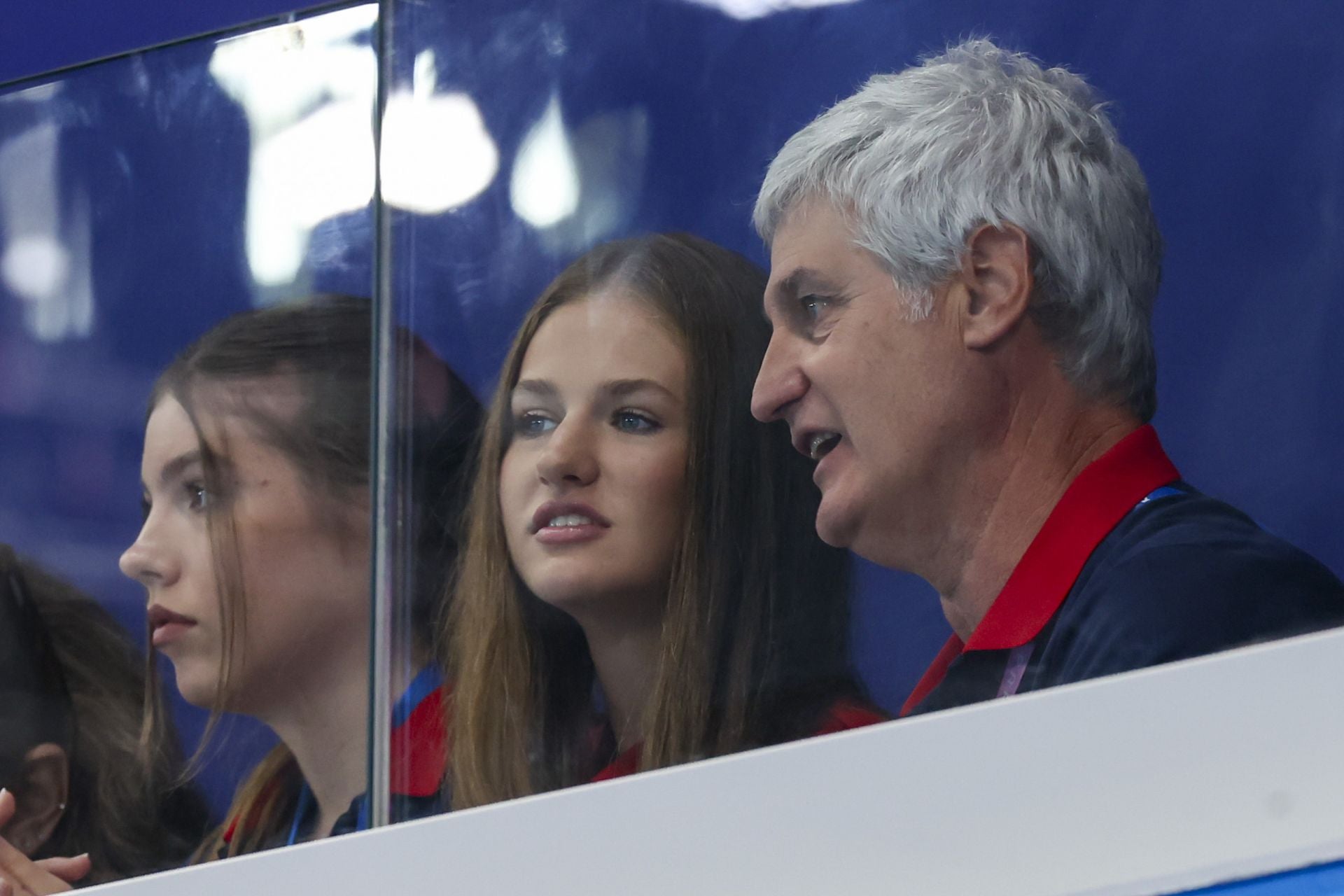 Leonor y Sofía vibran con la selección de waterpolo en su segundo día en los Juegos Olímpicos