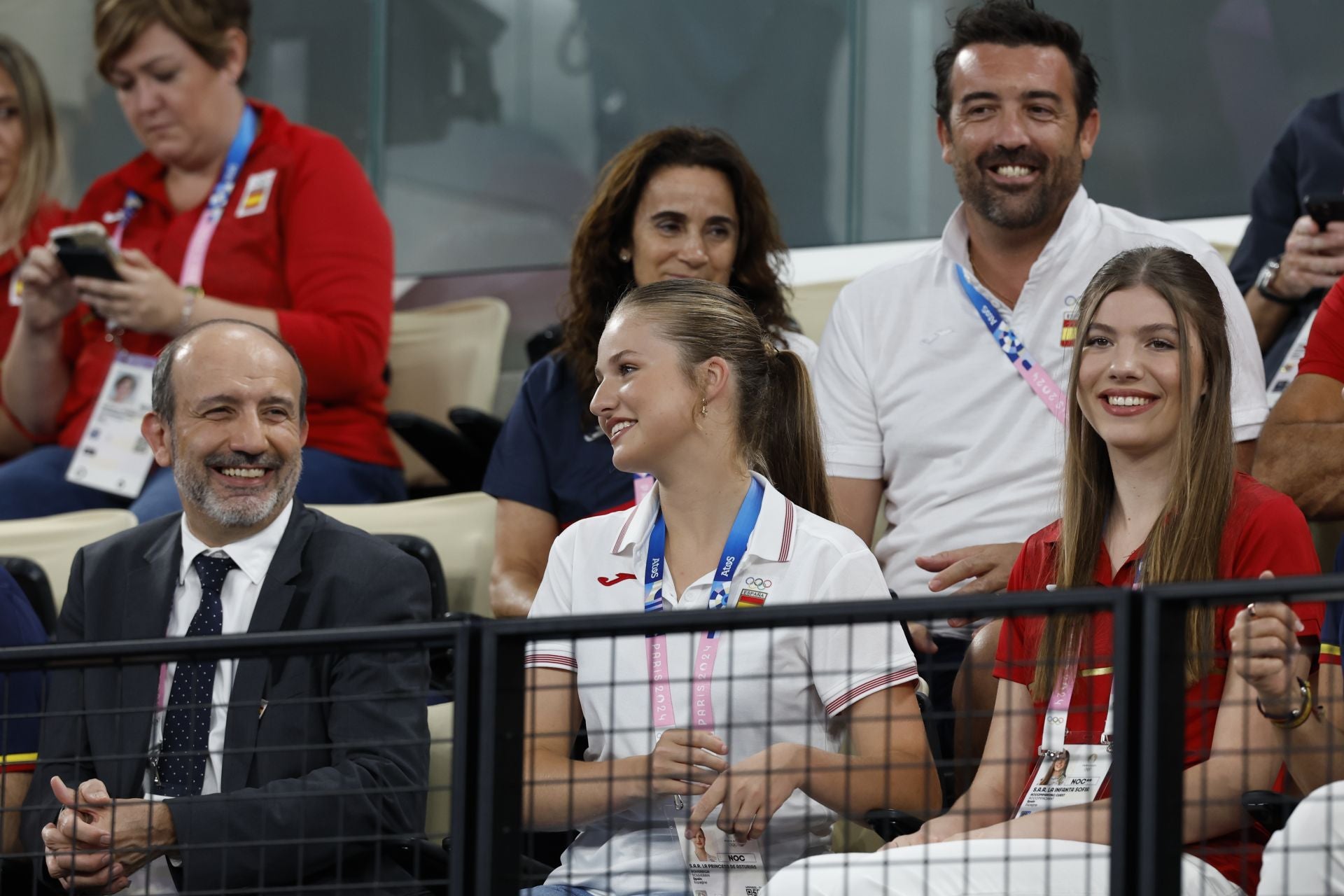 Leonor y Sofía vibran con la selección de waterpolo en su segundo día en los Juegos Olímpicos