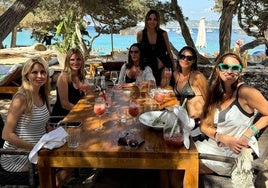 Ayola Molina, Lucía Aparicio, Cary Fragueiro, Vicen Fernández, Arantxa Espinosa y Zazu Amoedo en Formentera.