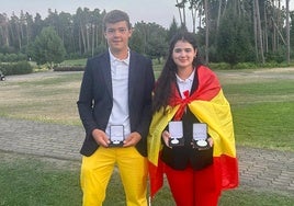 Raúl Gómez y Martina Navarro posan con sus trofeos por los resultados del campeonato