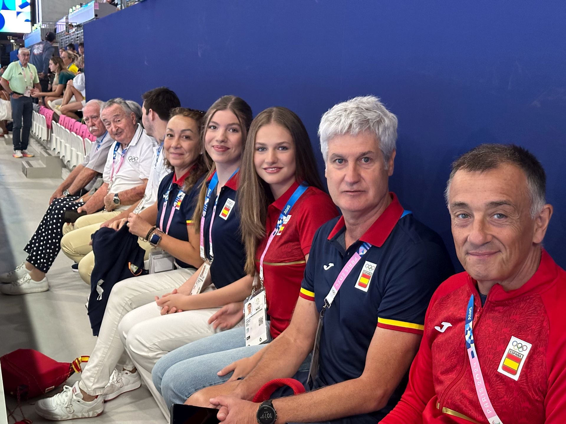 Leonor y Sofía vibran con la selección de waterpolo en su segundo día en los Juegos Olímpicos