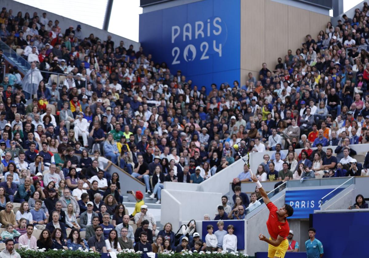 Las gradas llenas de público para ver a Carlos Alcaraz y Rafa Nadal en los Juegos Olímpicos de París 2024.