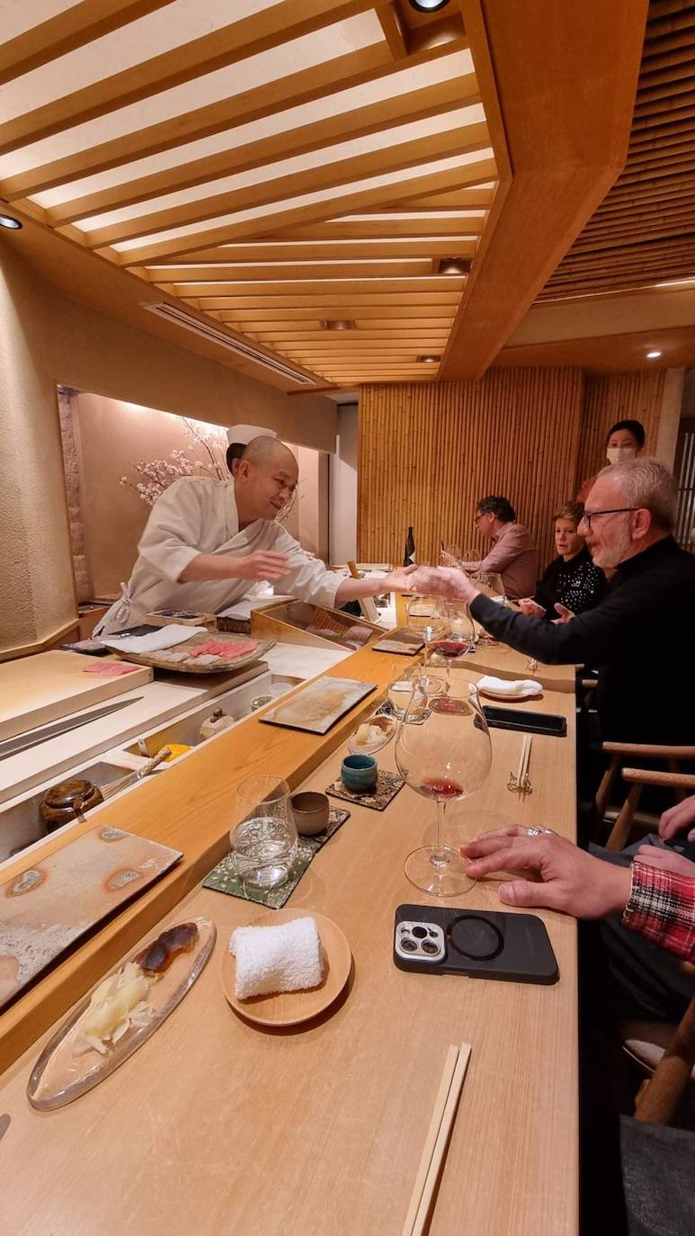 Sergio Terol y la chef Vicky Sevilla, de Arrels, en un restaurante de sushi en Tokio.