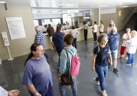 Numerosos pacientes en el centro de salud de Malilla.