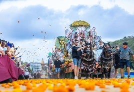 Varias carrozas desfilan en la Batalla de Flores celebrada este domingo.