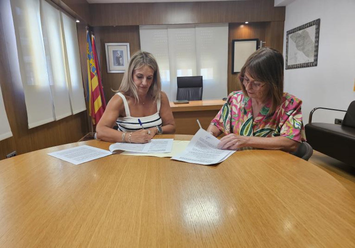 La alcaldesa de Chiva, Amparo Fort, a la derecha, firma un convenio con la consellera Montes.